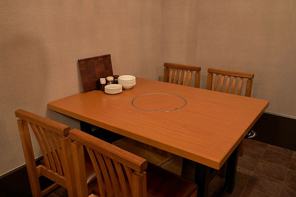 ゆっくり過ごせるテーブル席